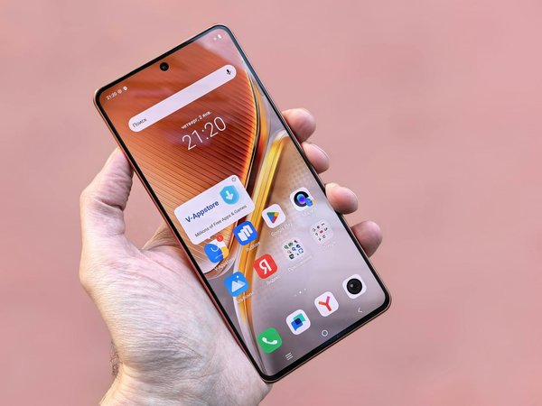 How is the UK government supporting the development of smart cities?